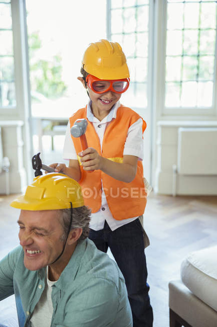 Père et fils jouant avec des jouets de construction — Photo de stock