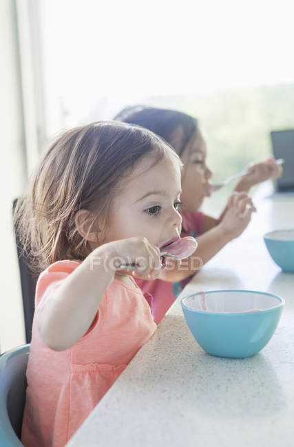 Sisters eating breakfast together — Stock Photo