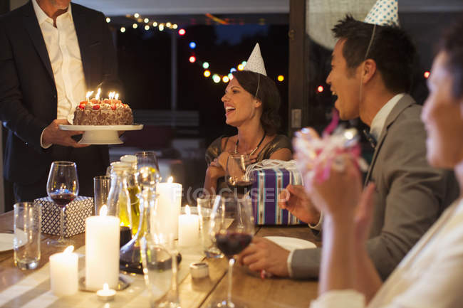 Mann serviert Geburtstagstorte auf Party — Stockfoto