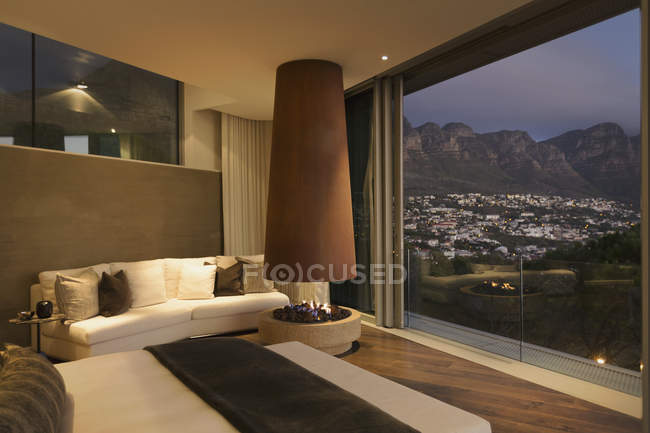 Moderno camino di lusso e camera da letto vetrina casa con vista sulle montagne e sulla città — Foto stock
