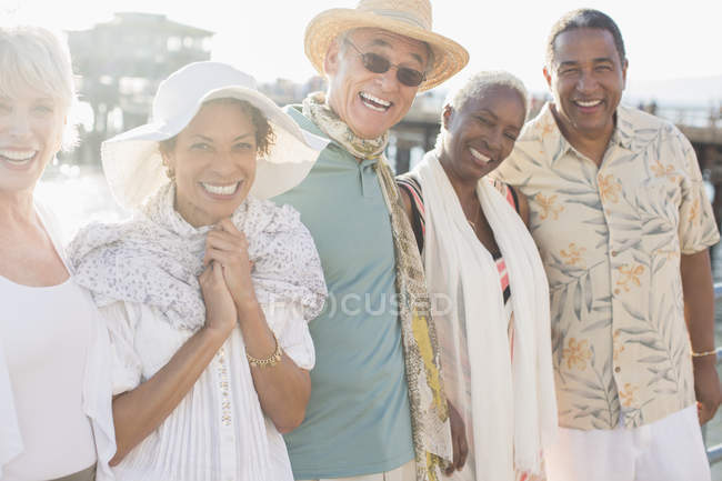 Porträt glücklich lächelnder Senioren-Freunde — Stockfoto