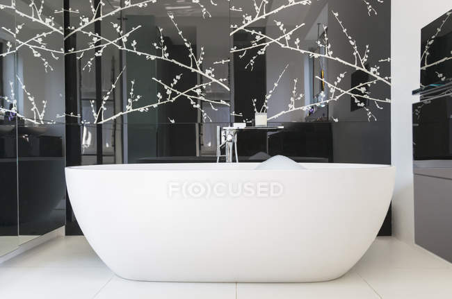 Arte de parede e banheira de imersão no banheiro moderno — Fotografia de Stock
