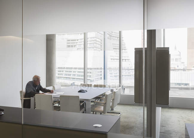Senior-Geschäftsmann arbeitet in modernem Konferenzraum — Stockfoto
