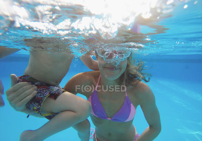 Mãe e filho nadando debaixo d 'água na piscina — Fotografia de Stock