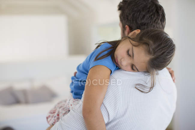 Vater trägt schlafende Tochter — Stockfoto