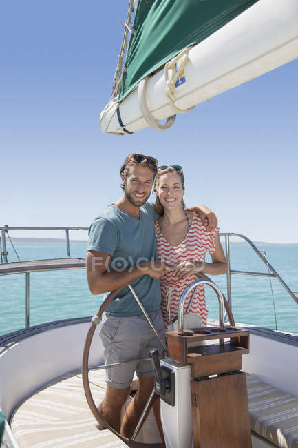 Paar steuert gemeinsam Segelboot — Stockfoto