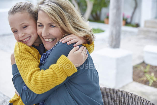 Großmutter und Enkelin umarmen sich auf der Terrasse — Stockfoto