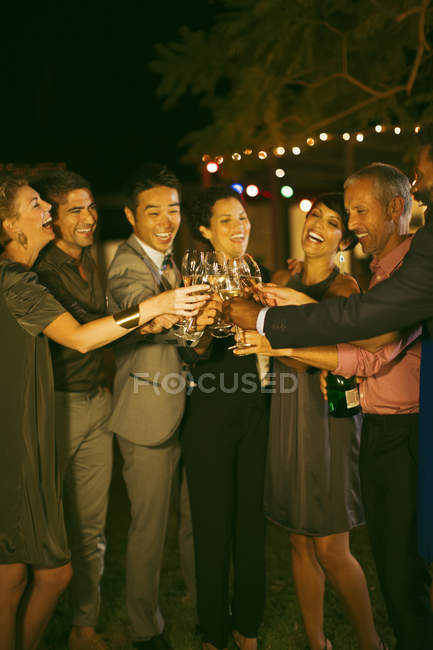 Freunde stoßen auf Party an — Stockfoto