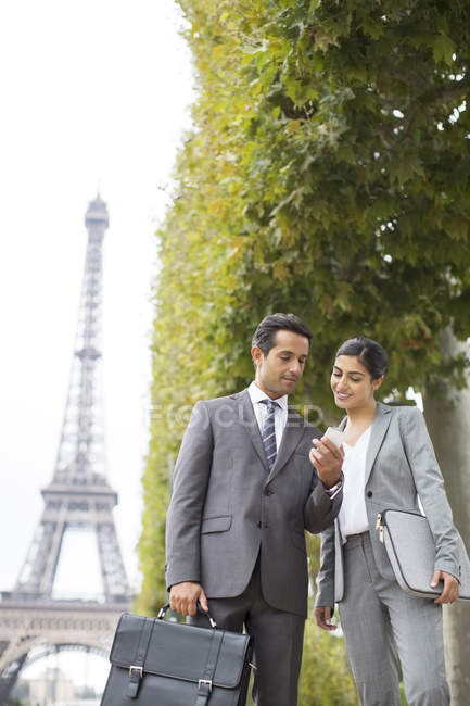 Geschäftsleute im Gespräch in der Nähe des Eiffelturms, Paris, Frankreich — Stockfoto