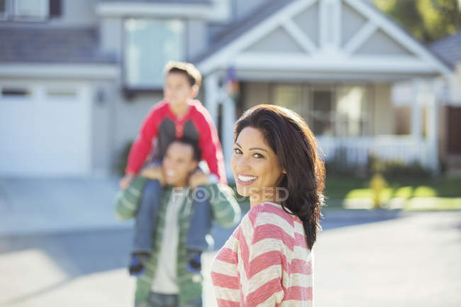 Ritratto di donna sorridente con famiglia in strada — Foto stock