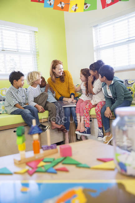 Profesores y estudiantes leyendo en el aula - foto de stock