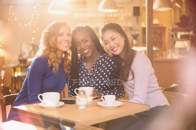 Ritratto sorridente donne amiche bere caffè al tavolo del caffè — Foto stock
