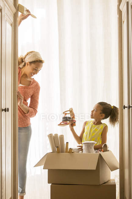 Mãe e filha desembalar caixas — Fotografia de Stock