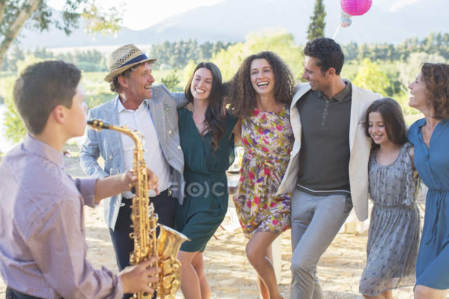Feliz hermosa familia bailando juntos al aire libre - foto de stock