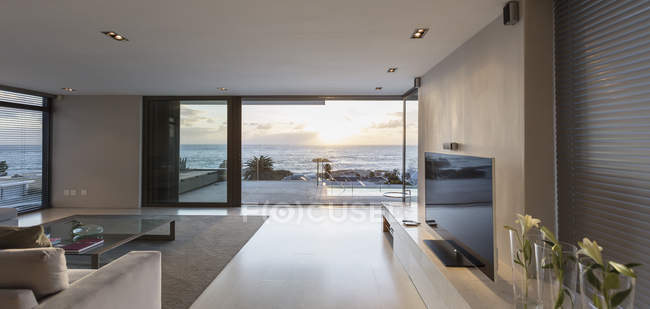 Moderna casa di lusso vetrina soggiorno con vista sull'oceano — Foto stock