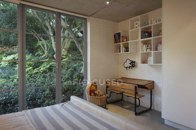Schreibtisch und Regale in der Ecke des luxuriösen Wohnzimmers zeigen das Innere des Kinderzimmers — Stockfoto