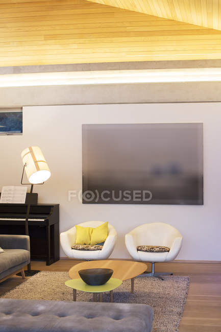 Sala de estar iluminada dentro de casa — Fotografia de Stock