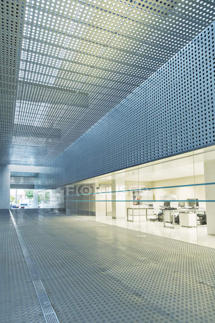 Immeuble de bureaux moderne pendant la journée — Photo de stock