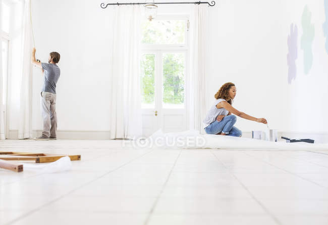 Paar richtet neues Zuhause ein — Stockfoto