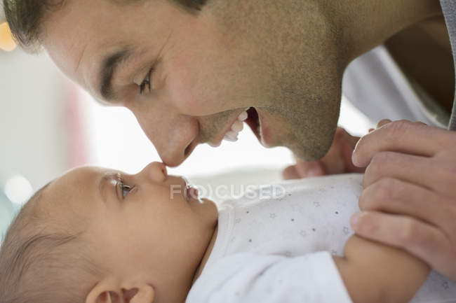 Pai esfregando narizes com menino — Fotografia de Stock