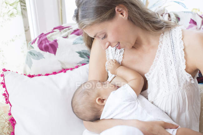 Morena mãe amamentando bebê menino — Fotografia de Stock