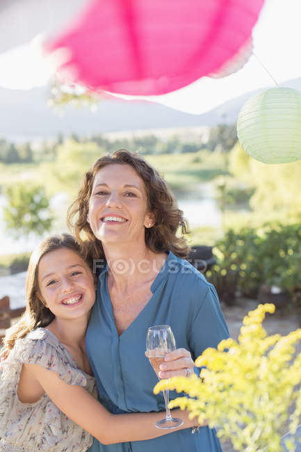 Mother and daughter hugging at family picnic — Stock Photo