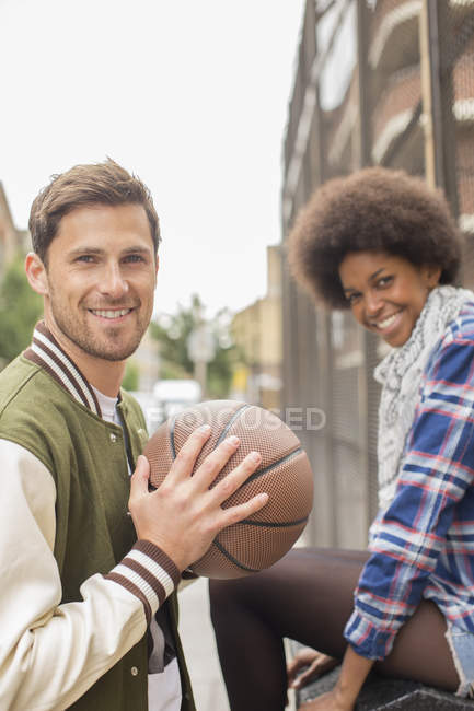 Couple souriant ensemble dans la rue de la ville — Photo de stock