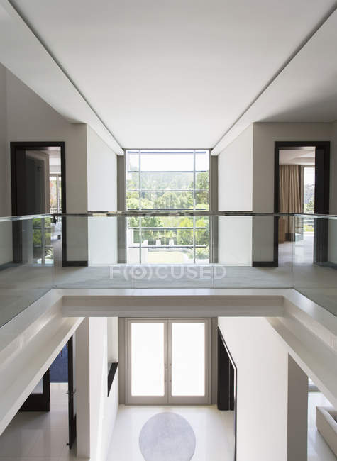 Balcon moderne et foyer ouvert dans la maison de luxe — Photo de stock