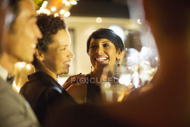 Женщины смеются над вечеринками — стоковое фото