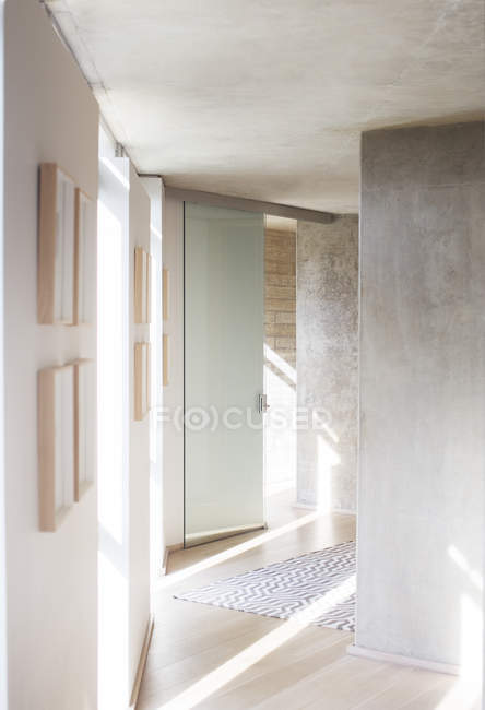 Sunbeams in modern corridor and foyer — Stock Photo