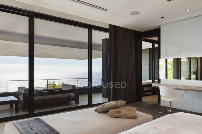Сучасна спальня і балкон з видом на океан — стокове фото