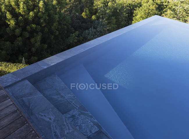 Piscine à débordement moderne de luxe géométrique bleue — Photo de stock
