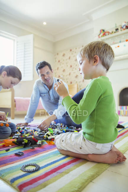 Pai brincando com crianças — Fotografia de Stock