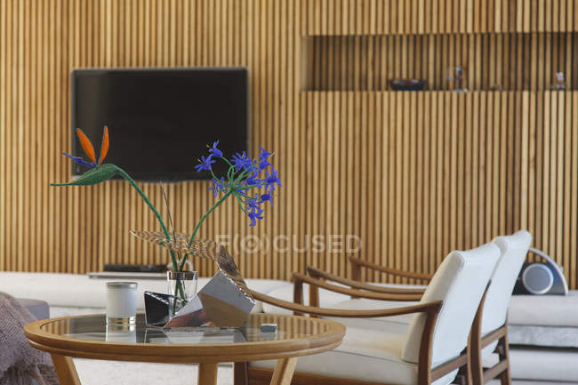 Mesa lateral, poltronas e televisão na sala de estar moderna — Fotografia de Stock