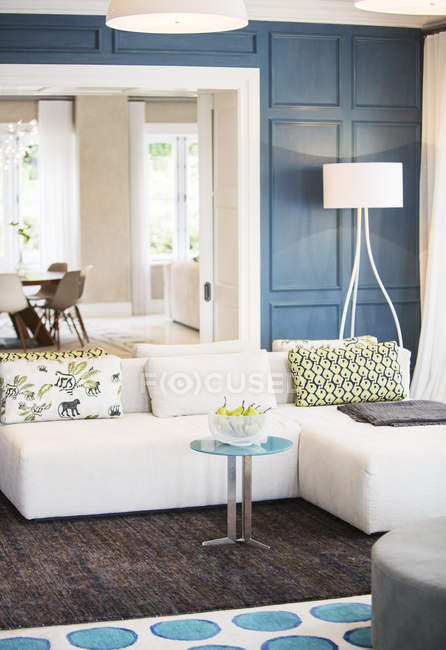 Home vetrina soggiorno con divano chaise — Foto stock
