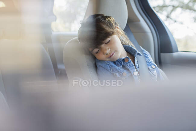 Fille dormir dans le siège arrière de la voiture — Photo de stock