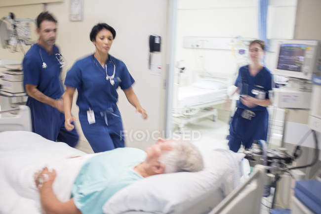 Médicos correndo para resgatar paciente no hospital — Fotografia de Stock
