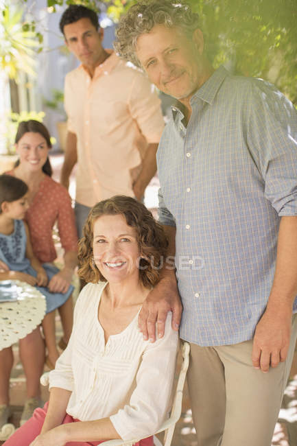 Feliz pareja adulta disfrutando del aire libre juntos - foto de stock