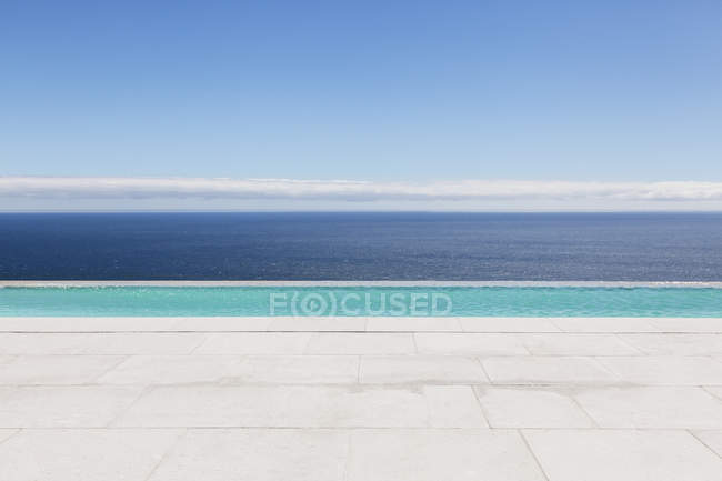 Нескінченний басейн з видом на океан вдень — стокове фото