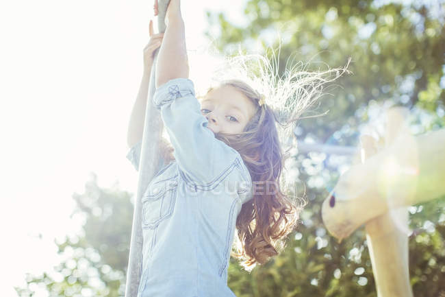 Дети лазают на открытом воздухе в течение дня — стоковое фото