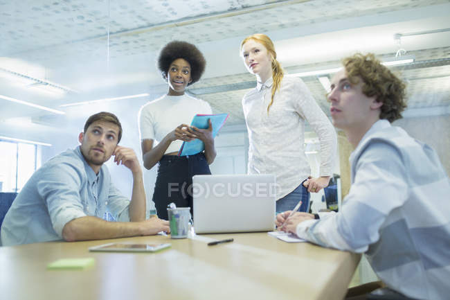 Reunión de empresarios en sala de conferencias - foto de stock