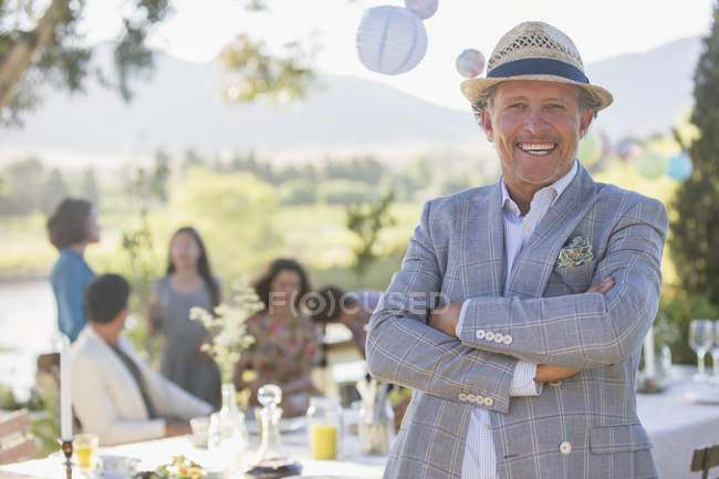 Hombre caucásico mayor disfrutando de un picnic en familia - foto de stock