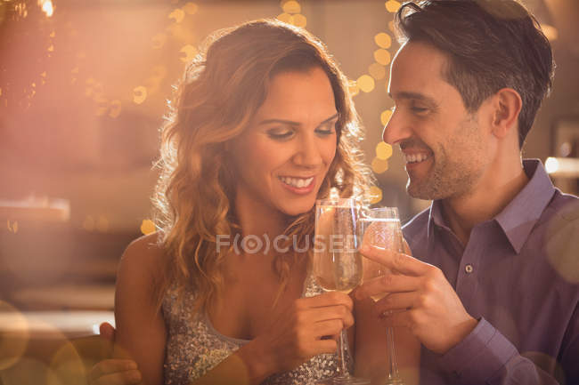 Casal brindar taças de champanhe — Fotografia de Stock