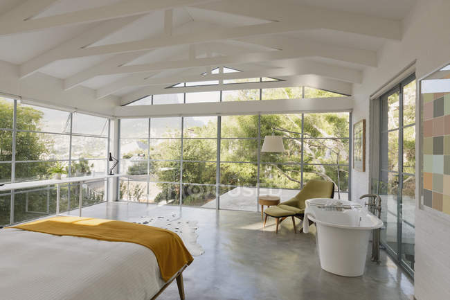 Современный роскошный витринный интерьер спальни с видом на сад — стоковое фото