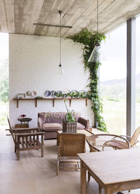 Диван, шезлонги і стіл у сільському стилі вітальня — стокове фото