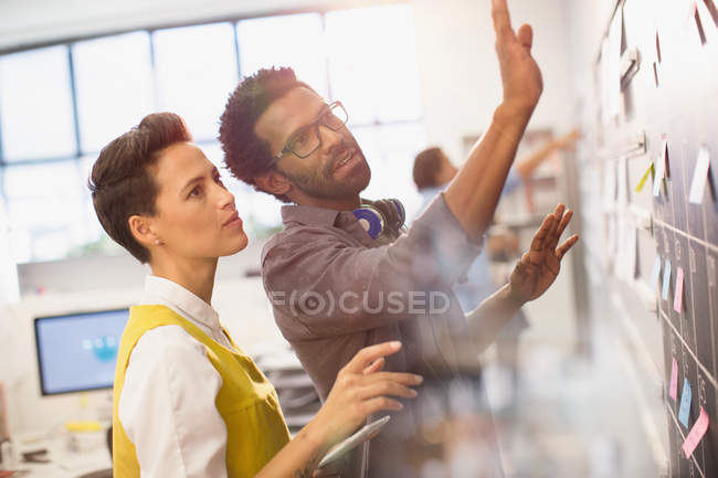 Creative business people planning, scheduling at calendar blackboard — Stock Photo