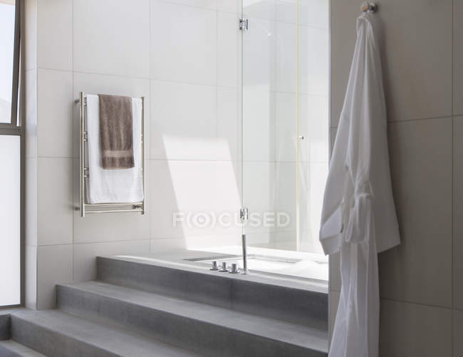 Salle de bain moderne vide à l'intérieur — Photo de stock