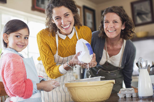 Tre generazioni di donne che cucinano insieme — Foto stock