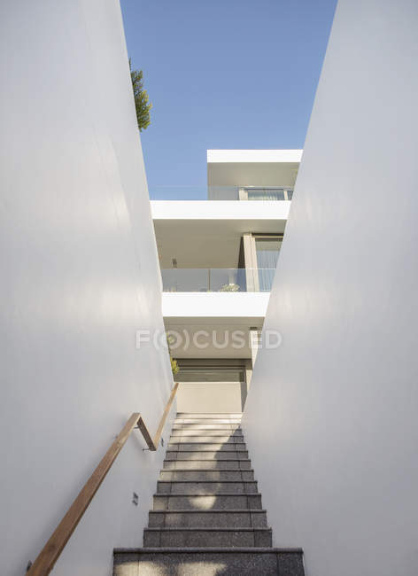 Stairs leading up to white modern luxury home showcase exterior — Stock Photo