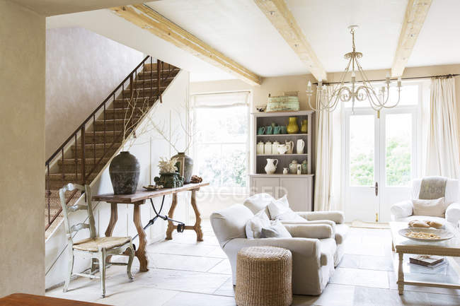 Sofás e escadaria na moderna sala de estar — Fotografia de Stock